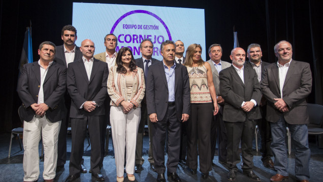 imagen Cornejo presentó a su gabinete 