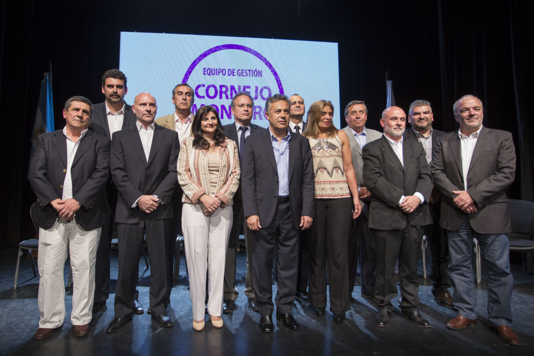 imagen Cornejo presentó a su gabinete 