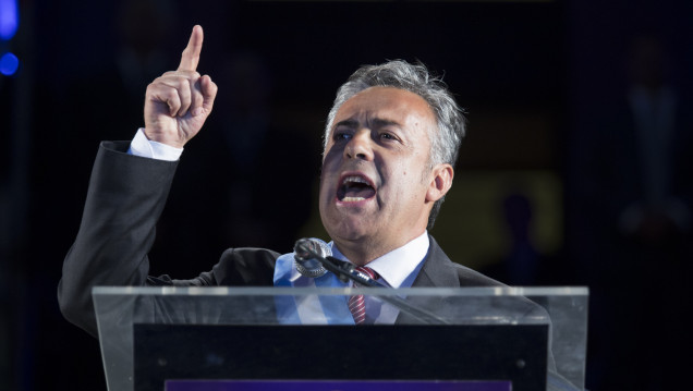 imagen Un Cornejo encendido tomó juramento a sus ministros