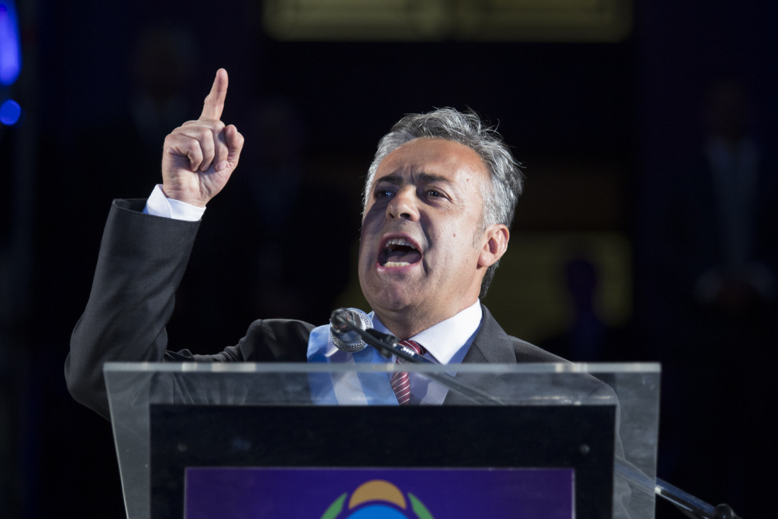 imagen Un Cornejo encendido tomó juramento a sus ministros