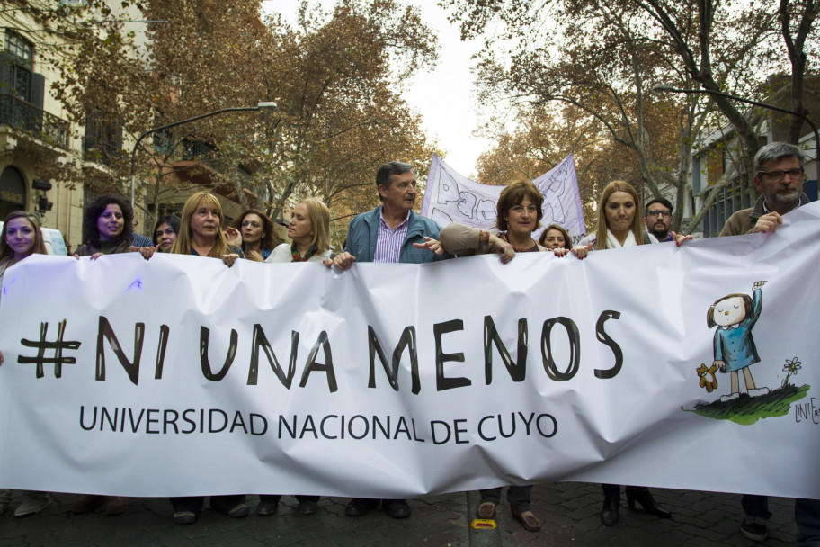 imagen La rebelión en las calles y la marcha interna