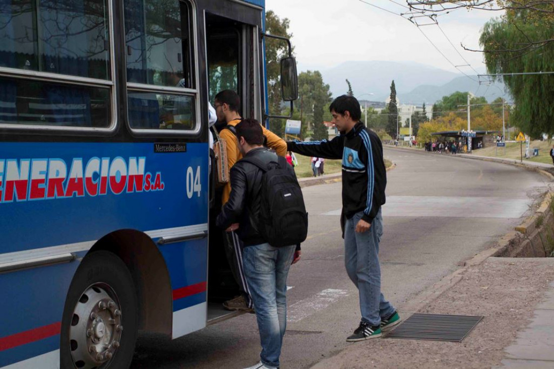 imagen Vandalismo en Mendoza: entre seis y siete micros son apedreados por día