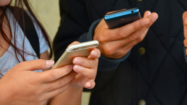 imagen Por Facebook o WhatsApp y con desconfianza: así se informan en Argentina