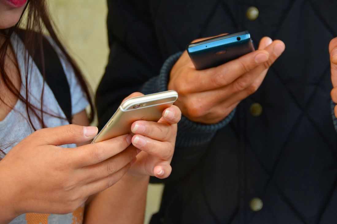 imagen Por Facebook o WhatsApp y con desconfianza: así se informan en Argentina