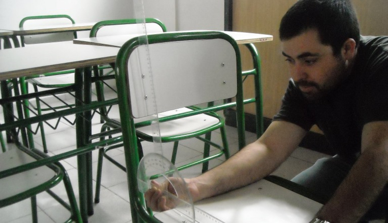 imagen Sillas y mesas que perjudican el aprendizaje de los chicos