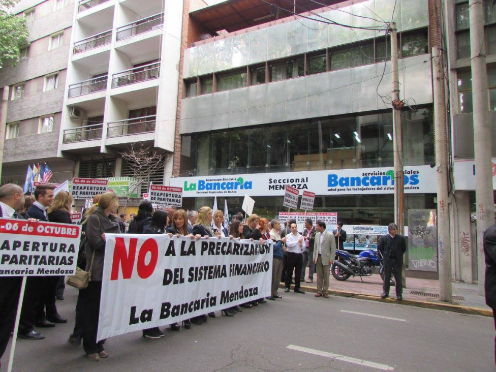 imagen Otra jornada con atención restringida en los bancos