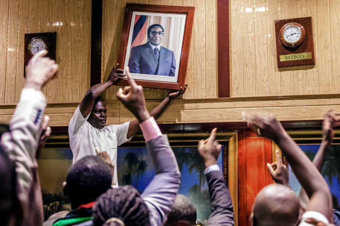 imagen Bajo presión, renunció Mugabe en Zimbabwe