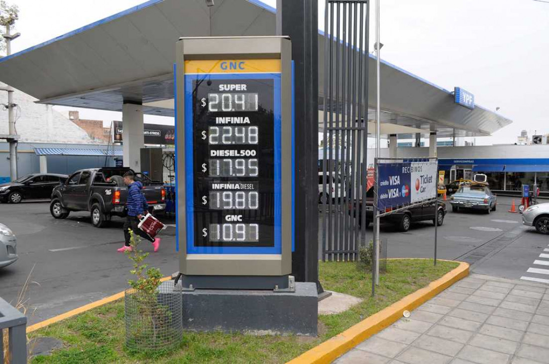 imagen Aranguren sostiene que no subirá la nafta, pero los empresarios dicen que sí