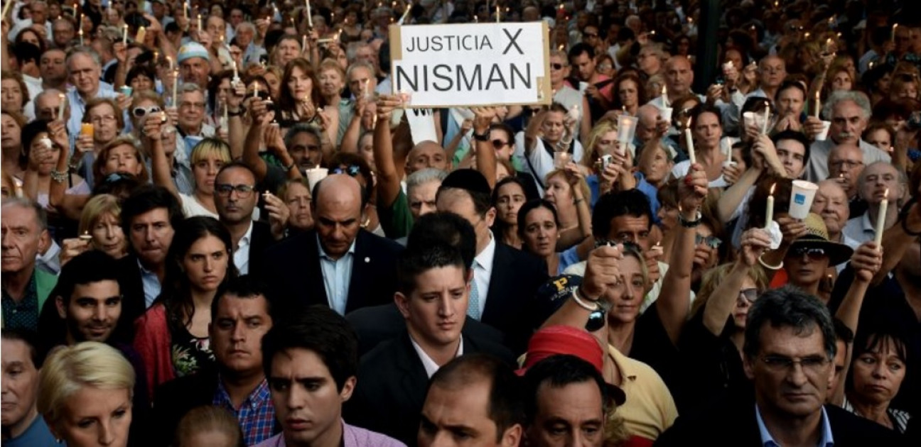 imagen Velas encendidas para recordar a Nisman