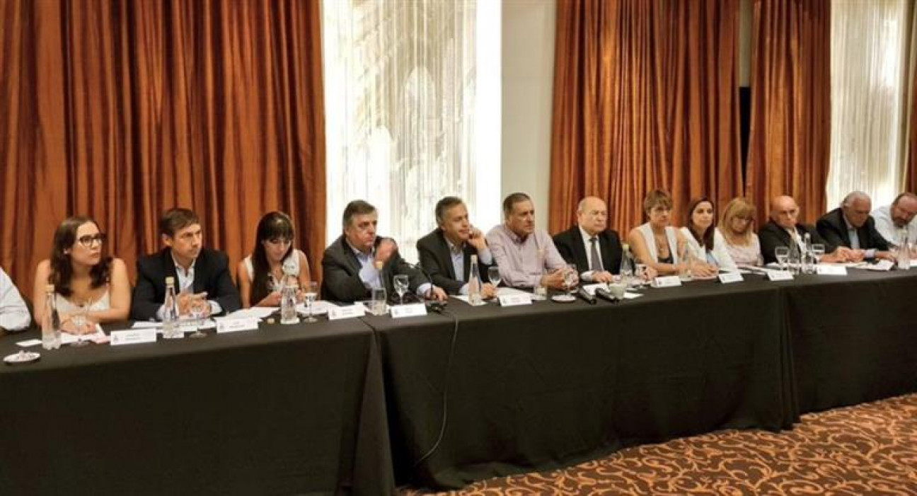 imagen Cumbre de la UCR: Cornejo pidió más resultados en materia económica