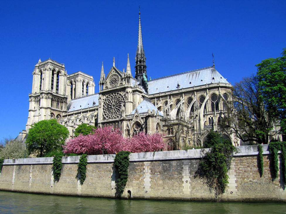 imagen Alerta por el hallazgo de un coche lleno de garrafas de gas cerca de Notre Dame