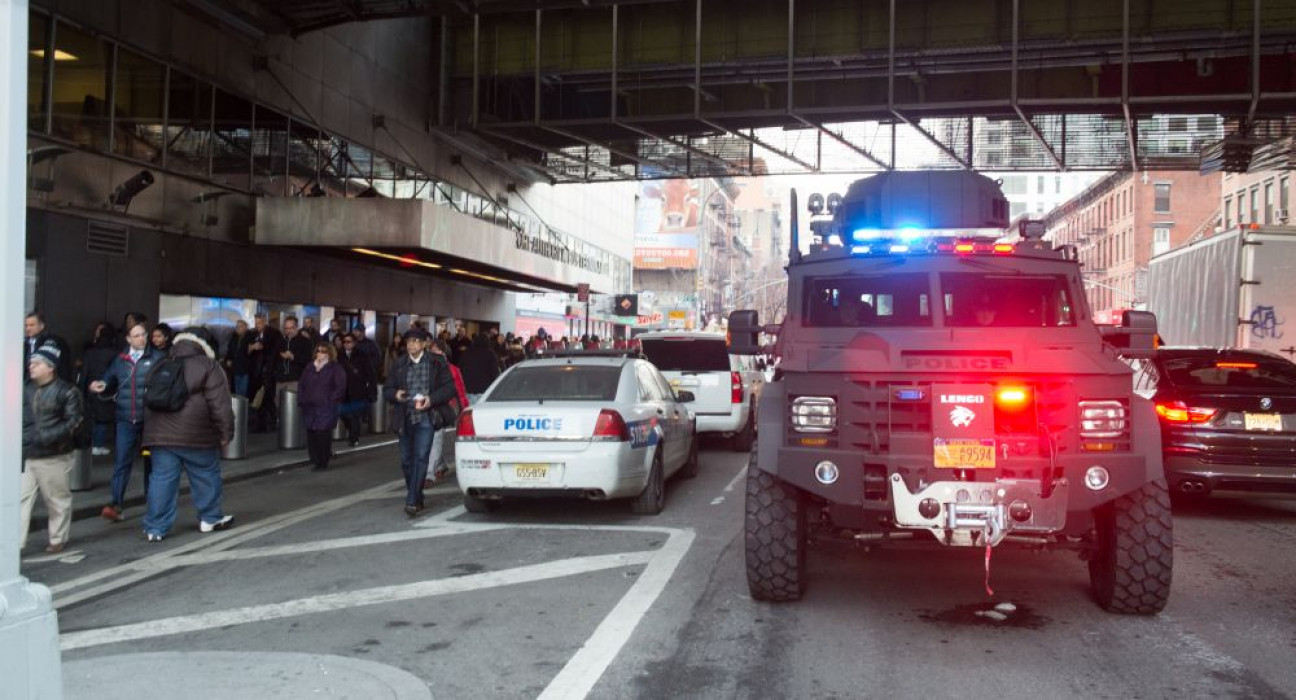 imagen Alarma en Nueva York: evacúan tres líneas de metro por explosión