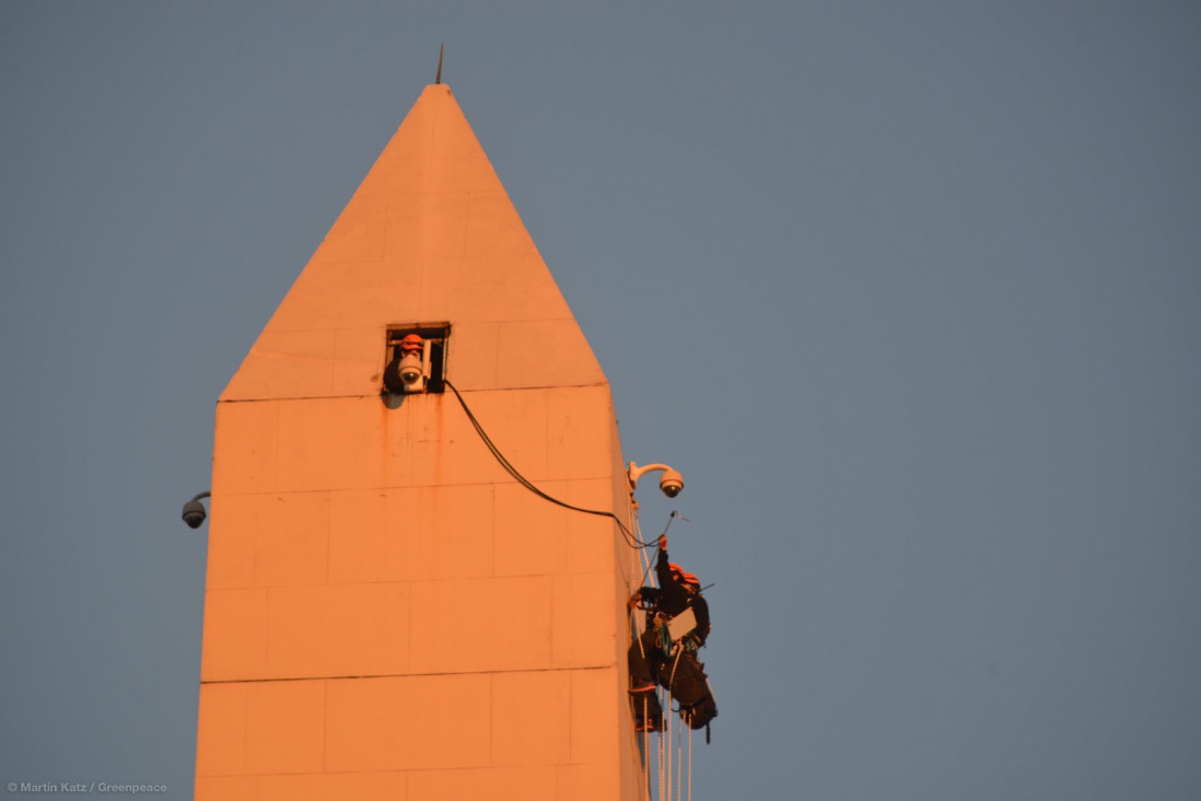 imagen Greenpeace escaló el Obelisco para exigir el cumplimiento de la Ley de Glaciares