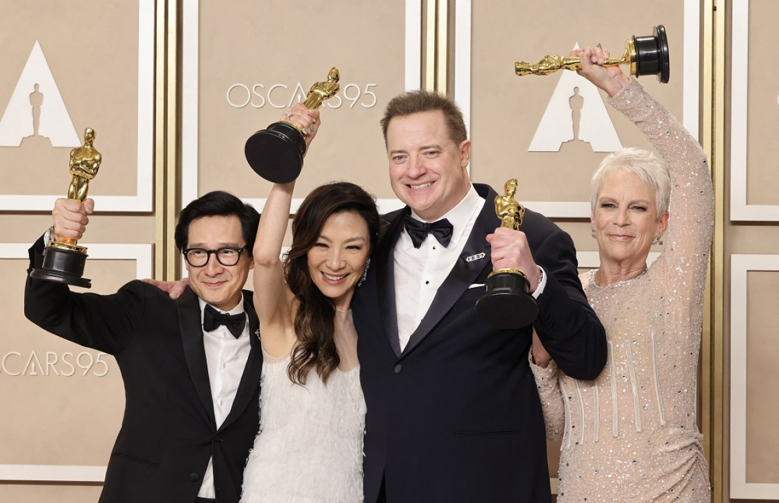 imagen "Todo en todas partes al mismo tiempo", la más premiada de la noche de los Oscar 2023