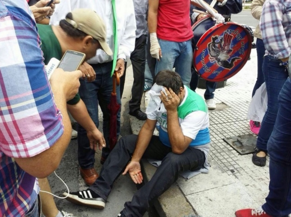 imagen Palos y balas de goma a bancarios que protestaban por despidos