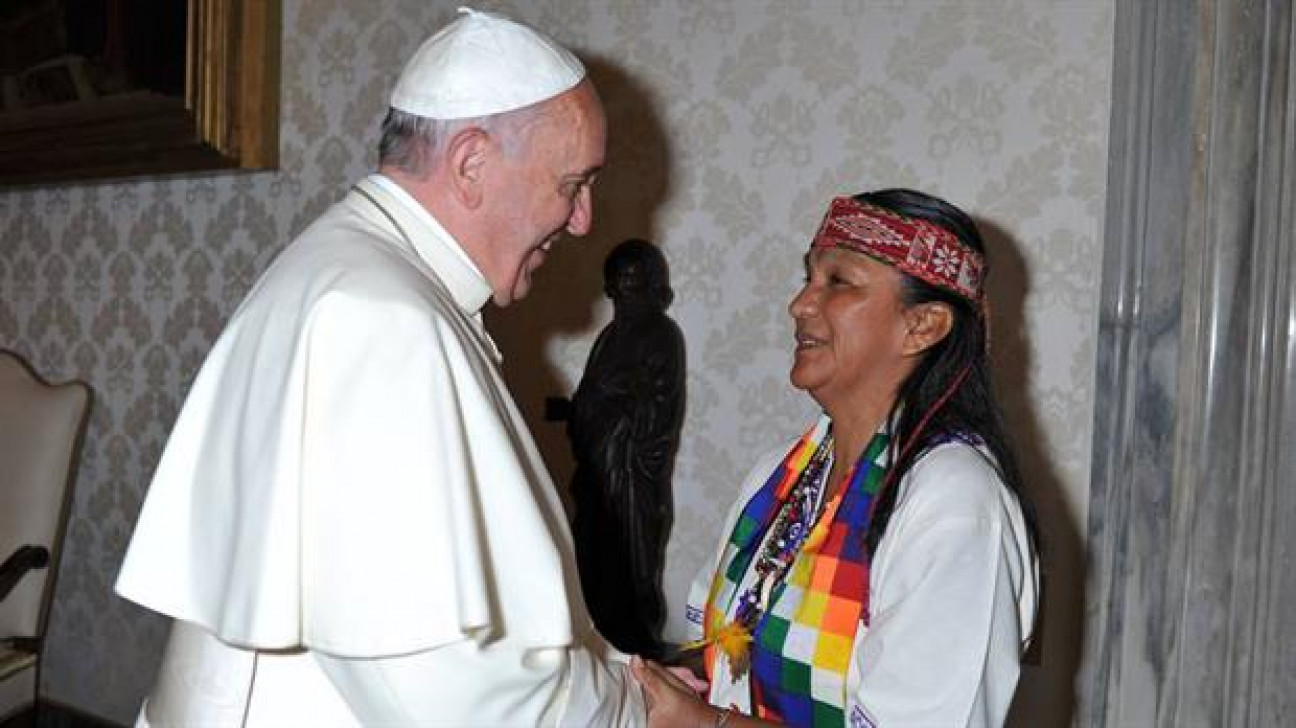 imagen Francisco, preocupado por Milagro Sala, le envió un rosario bendecido