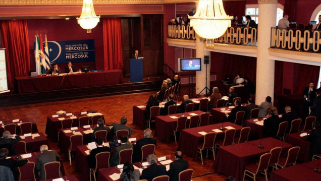 imagen Proponen reducir la dieta de los diputados al Parlasur