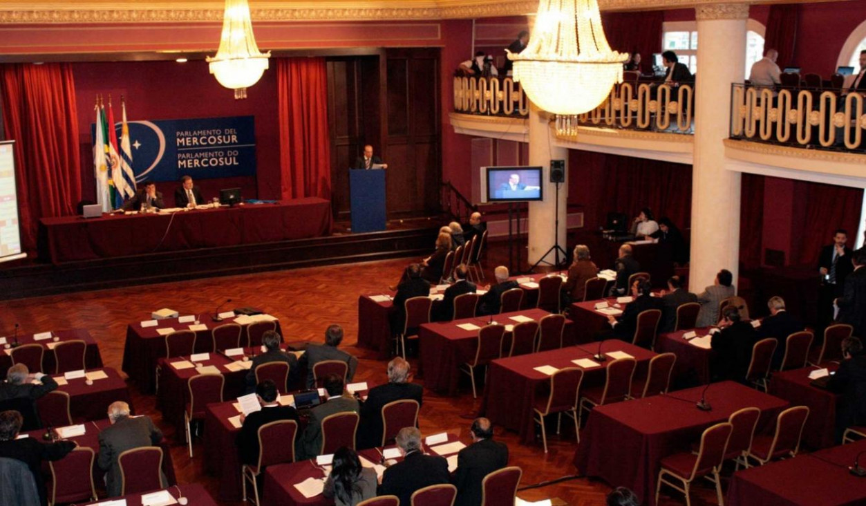 imagen Proponen reducir la dieta de los diputados al Parlasur