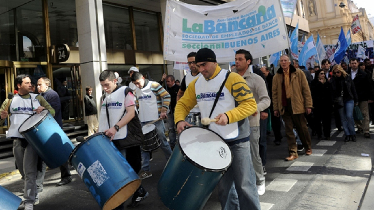 imagen Se resiente la atención en los bancos