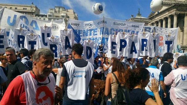 imagen Miles de docentes realizaron una marcha en el marco del paro nacional