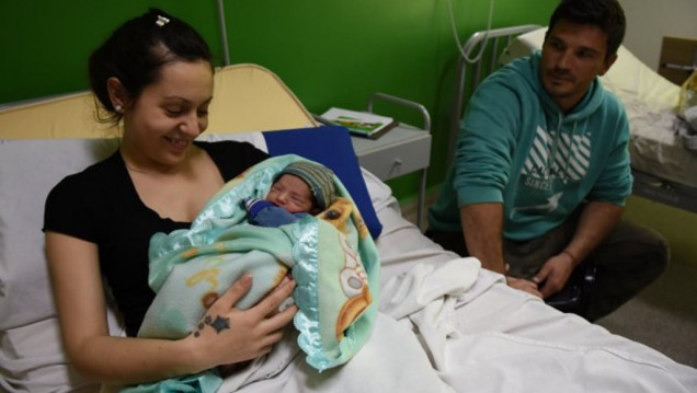 imagen Inauguraron una sala de parto acuático y, a la media hora, nació Tomás