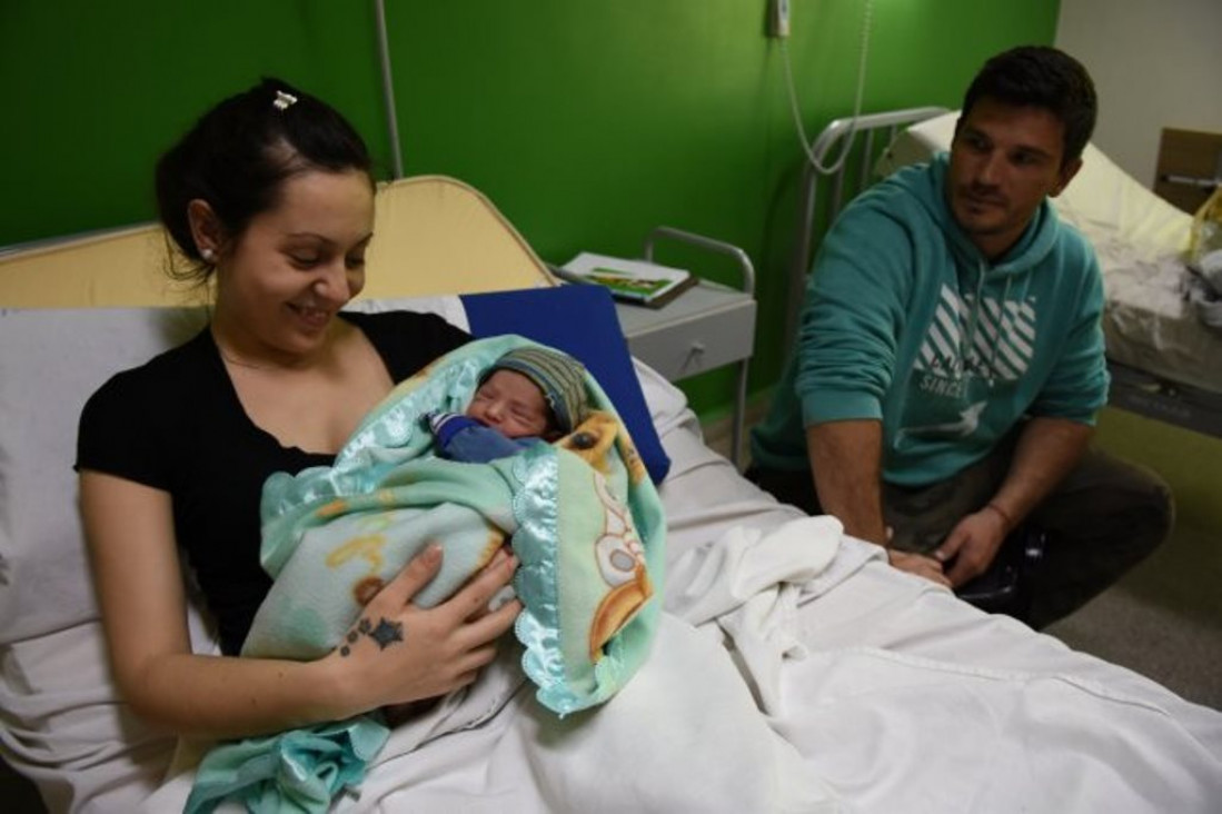 imagen Inauguraron una sala de parto acuático y, a la media hora, nació Tomás