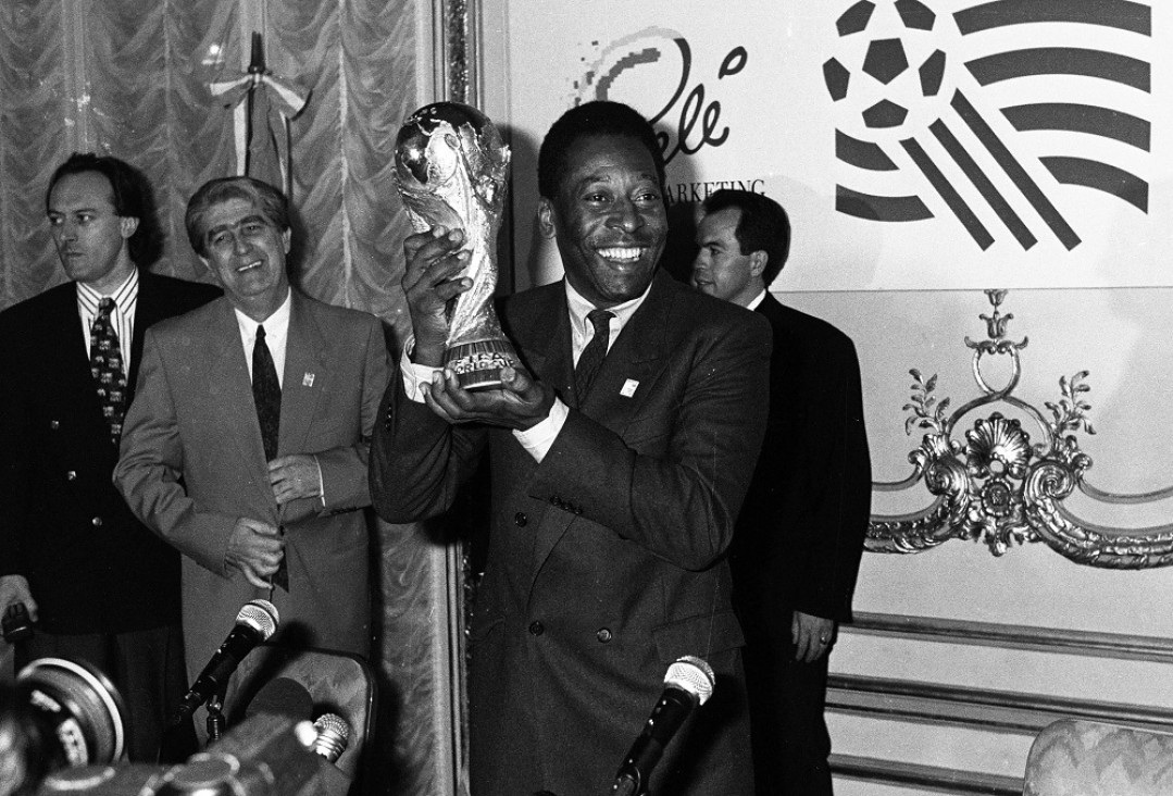 imagen Pelé, el único con tres vueltas olímpicas en la Copa del Mundo