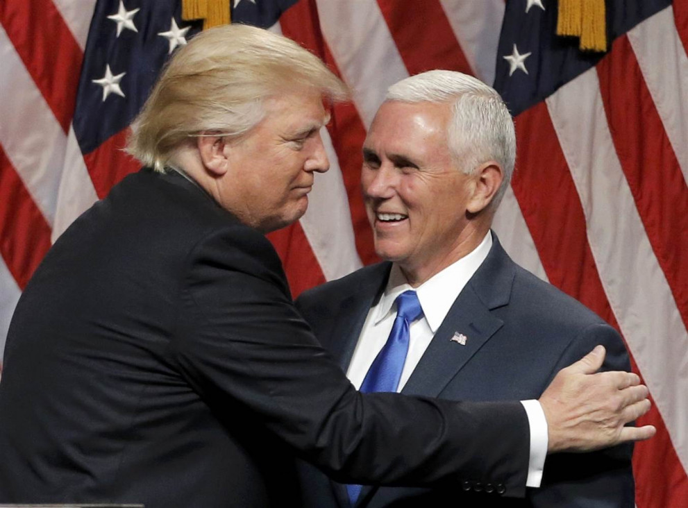 imagen Trump bromeó con que su vicepresidente quiere "ahorcar" a los gays