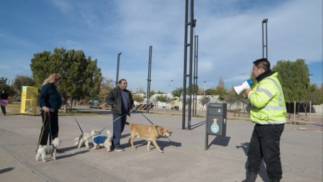 imagen Levantar las heces de las mascotas es obligatorio, pero aún no se aplican multas