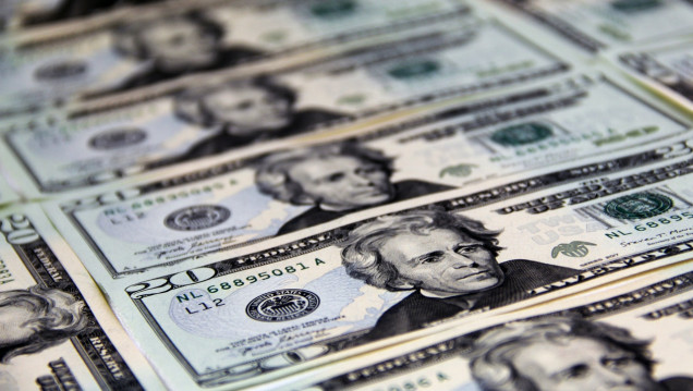 imagen Tras el anuncio del desembarco de Massa, el dólar paralelo cerró por debajo de los 300 pesos