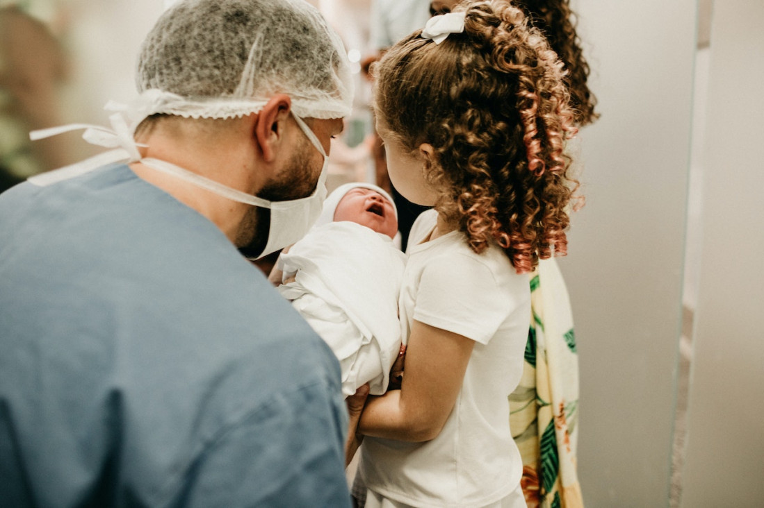 imagen Combate a la adopción ilegal: estudian un proyecto para tipificar el delito de compra-venta de niñas y niños