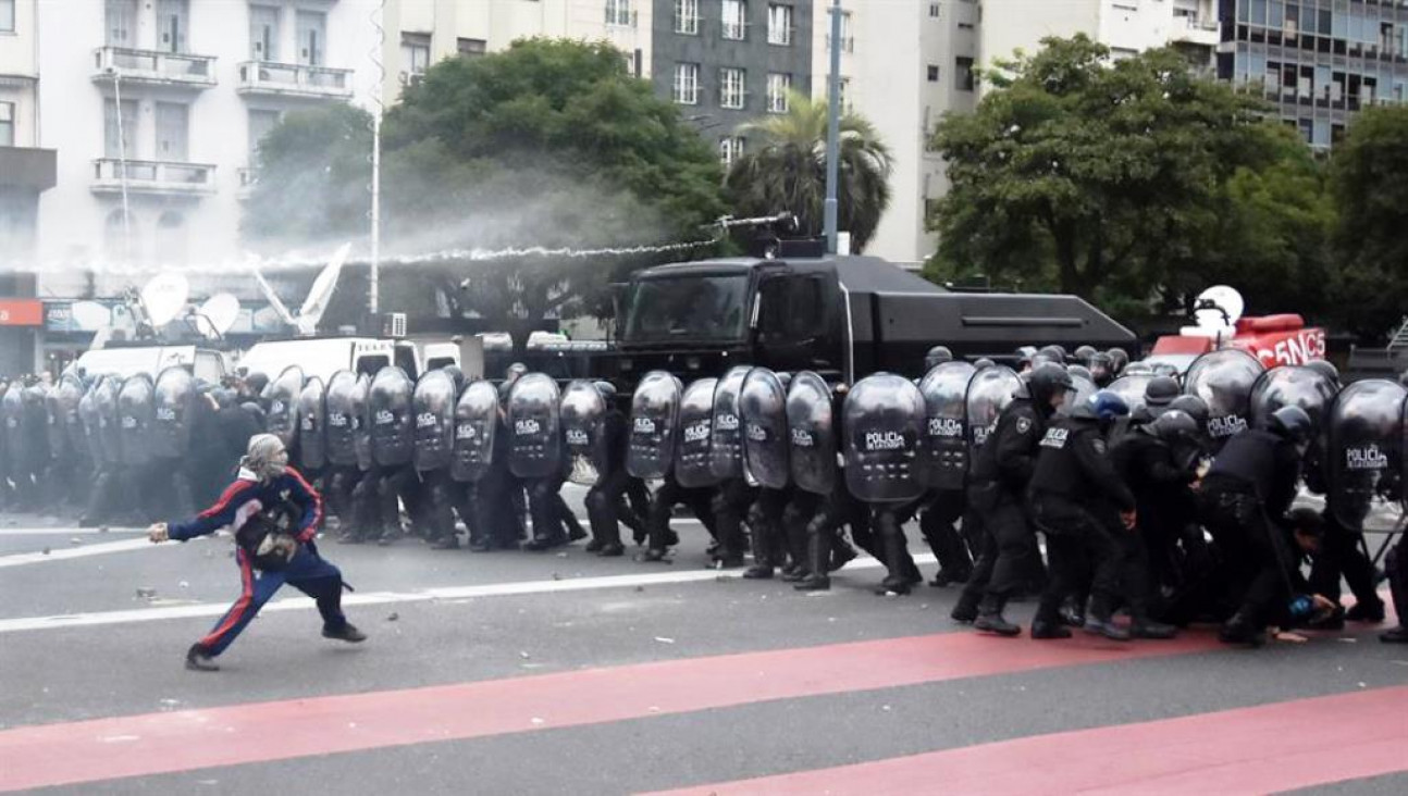 imagen Violento desalojo de manifestantes de la 9 de Julio en Buenos Aires