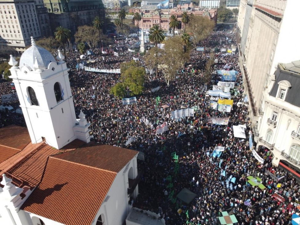 imagen La Plaza de Mayo se colmó en "defensa de la democracia"