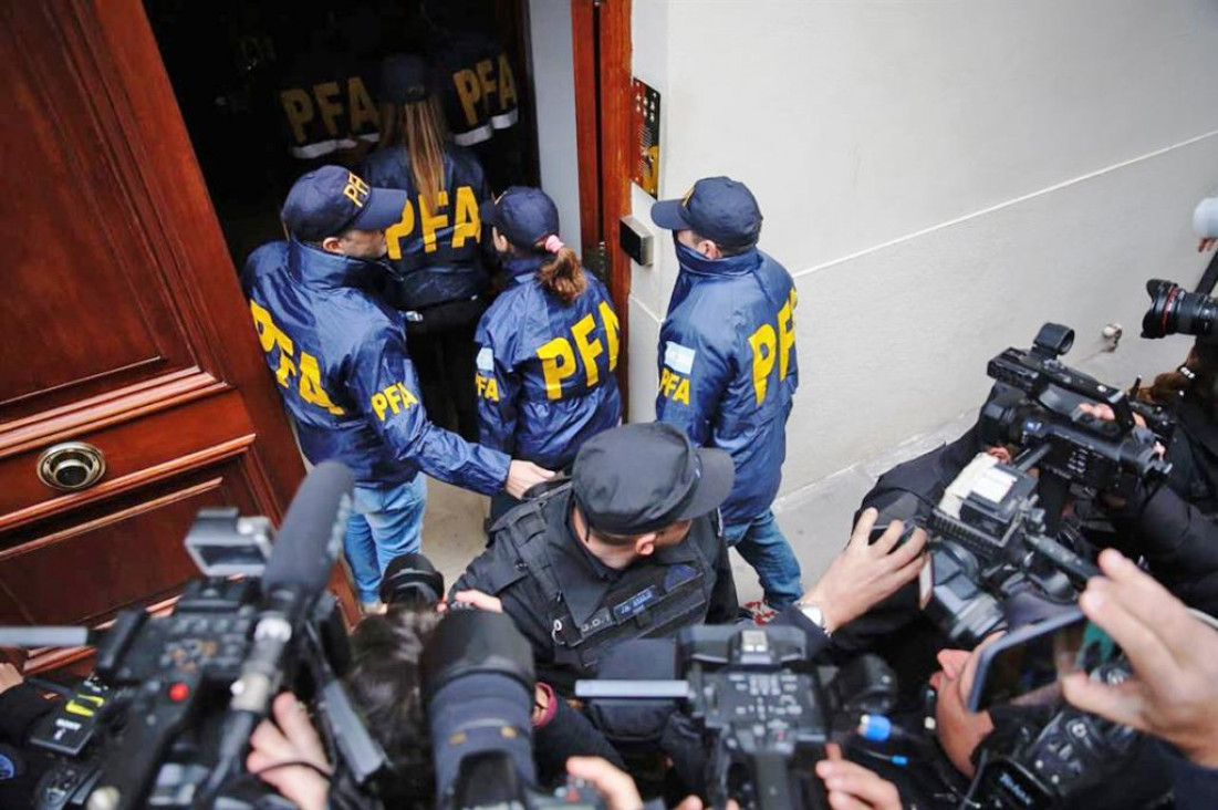 imagen Allanamientos a CFK: más de 4 horas de intensos operativos