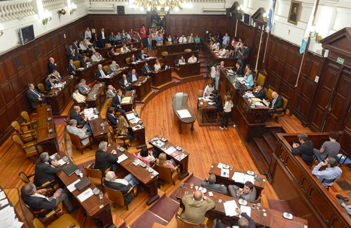 imagen En tiempo récord, aprobaron la primera pauta de Cornejo