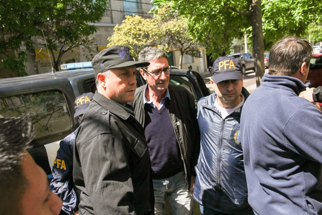 imagen Detuvieron a un docente por tirarle huevos al auto en el que se trasladaba Macri