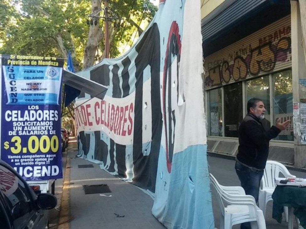 imagen Celadores no se sienten apoyados por el SUTE y piden participar en paritarias 