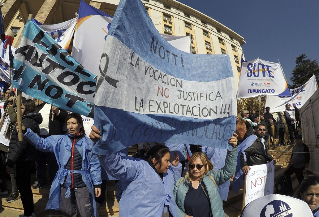 imagen La movilización de estatales a Casa de Gobierno fue el cierre de las tres jornadas de paro