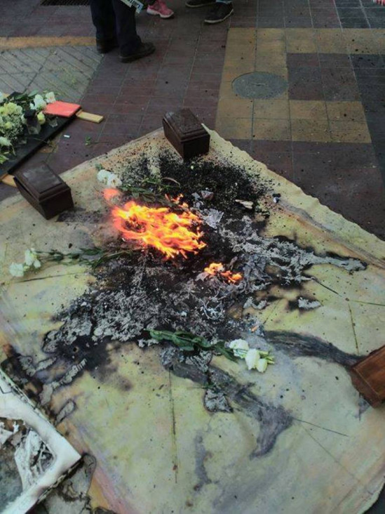 imagen Artistas mendocinos quemaron obras en señal de protesta