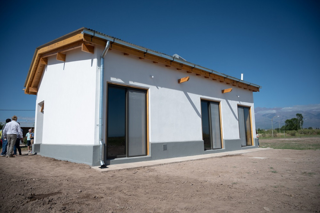 imagen Cómo es la primera casa construida con quincha que entregó el IPV