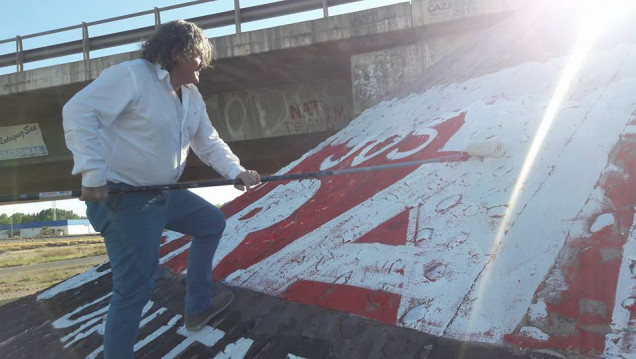 imagen Ramón tapó las pintadas de su partido en el Acceso Este