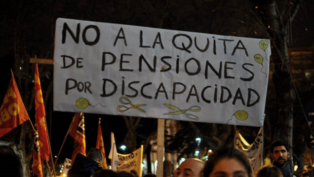 imagen Niegan baja de pensiones a niños con discapacidad