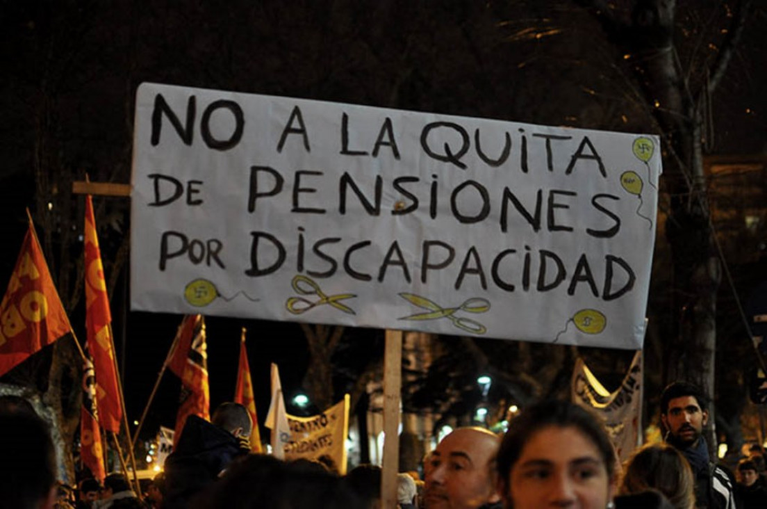 imagen Niegan baja de pensiones a niños con discapacidad