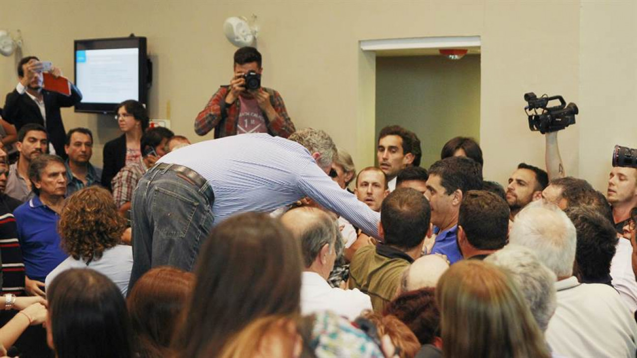 imagen Gritos, empujones y escándalo por la reforma previsional 