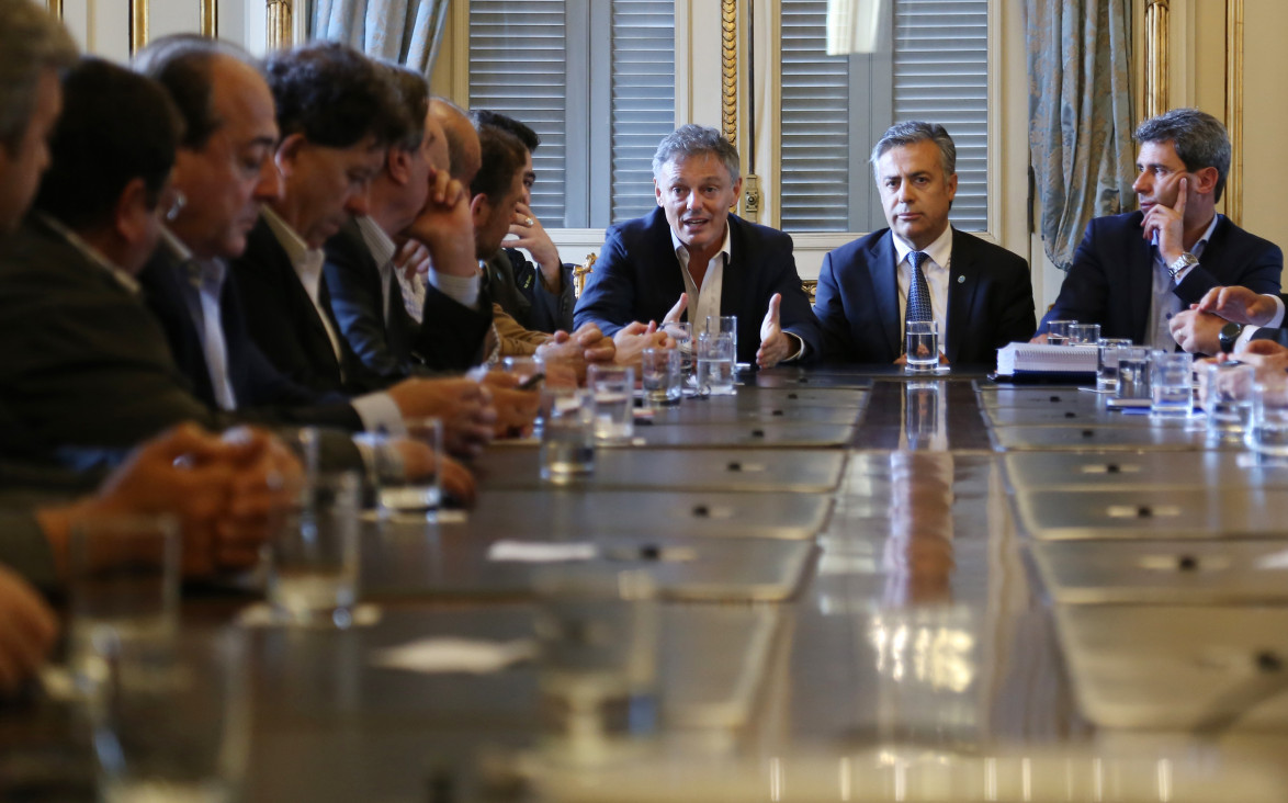 imagen Vino: Cornejo planteó su reclamo y ahora define Macri 