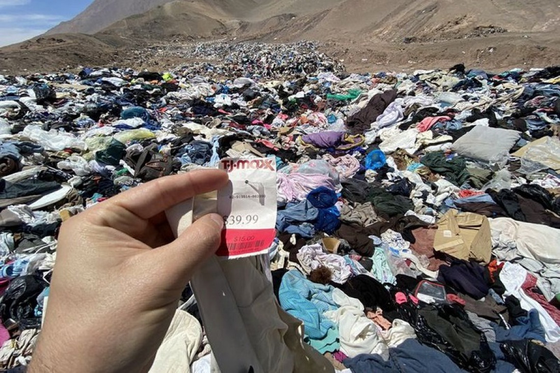 imagen Montañas de ropa en Atacama: investigan el basurero clandestino en el desierto de Chile