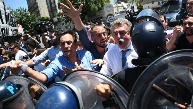 imagen Palos, gases y disturbios en las afueras del Congreso