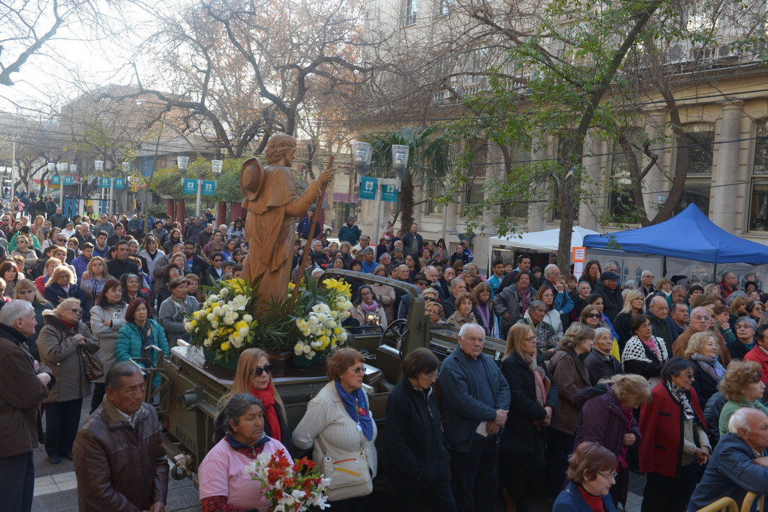 imagen Miles de fieles y turistas veneraron al Patrono Santiago