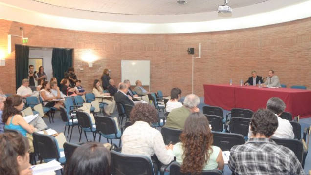 imagen UNCuyo: Presentan informe sobre pobreza, déficit habitacional y deuda pública