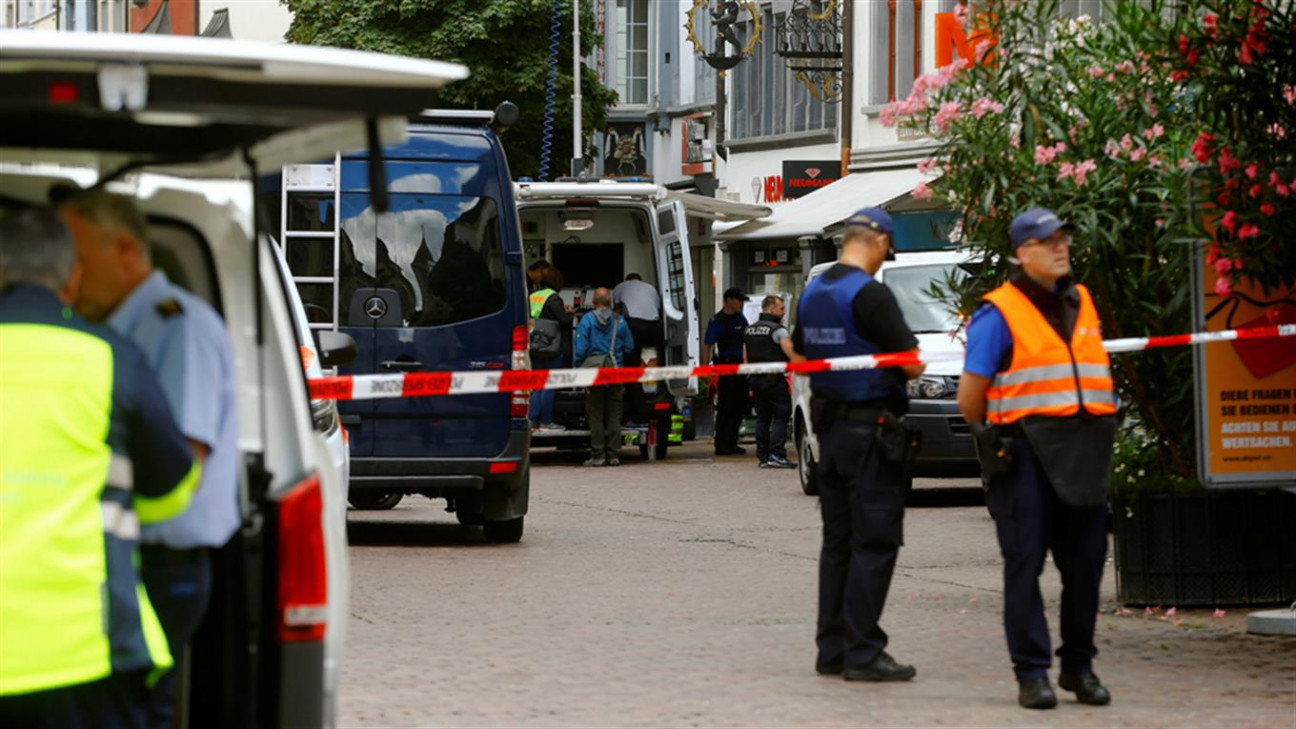 imagen Ataque en Suiza: un hombre con una motosierra hirió a cinco personas en la calle